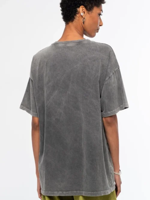 Το Old-School T-Shirt είναι ένα statement κομμάτι με casual αισθητική, σχεδιασμένο για άνετες καθημερινές εμφανίσεις. Κατασκευασμένο από sand-washed βαμβάκι, διαθέτει απαλή, ελαφρώς vintage υφή και oversized γραμμή για χαλαρή και σύγχρονη εφαρμογή.