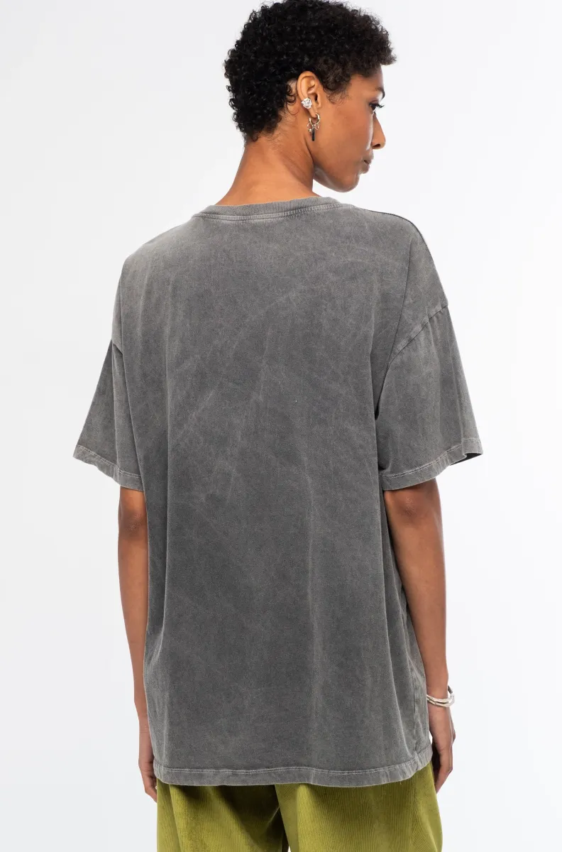 Το Old-School T-Shirt είναι ένα statement κομμάτι με casual αισθητική, σχεδιασμένο για άνετες καθημερινές εμφανίσεις. Κατασκευασμένο από sand-washed βαμβάκι, διαθέτει απαλή, ελαφρώς vintage υφή και oversized γραμμή για χαλαρή και σύγχρονη εφαρμογή.