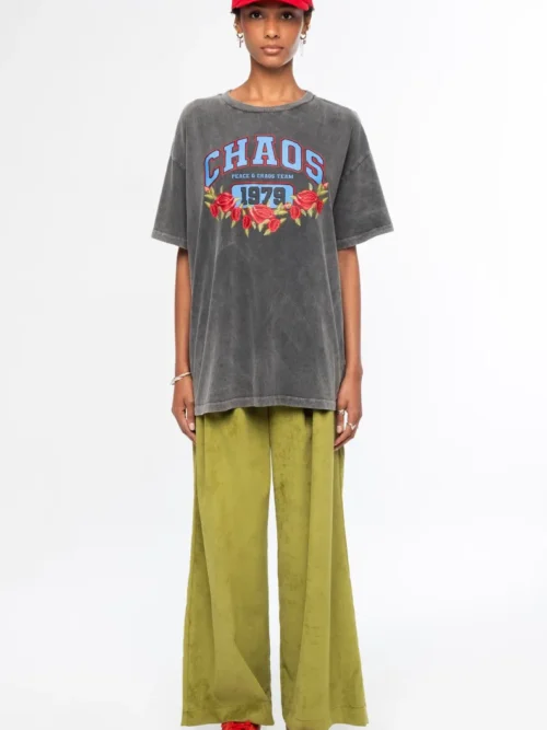 Το Old-School T-Shirt είναι ένα statement κομμάτι με casual αισθητική, σχεδιασμένο για άνετες καθημερινές εμφανίσεις. Κατασκευασμένο από sand-washed βαμβάκι, διαθέτει απαλή, ελαφρώς vintage υφή και oversized γραμμή για χαλαρή και σύγχρονη εφαρμογή.