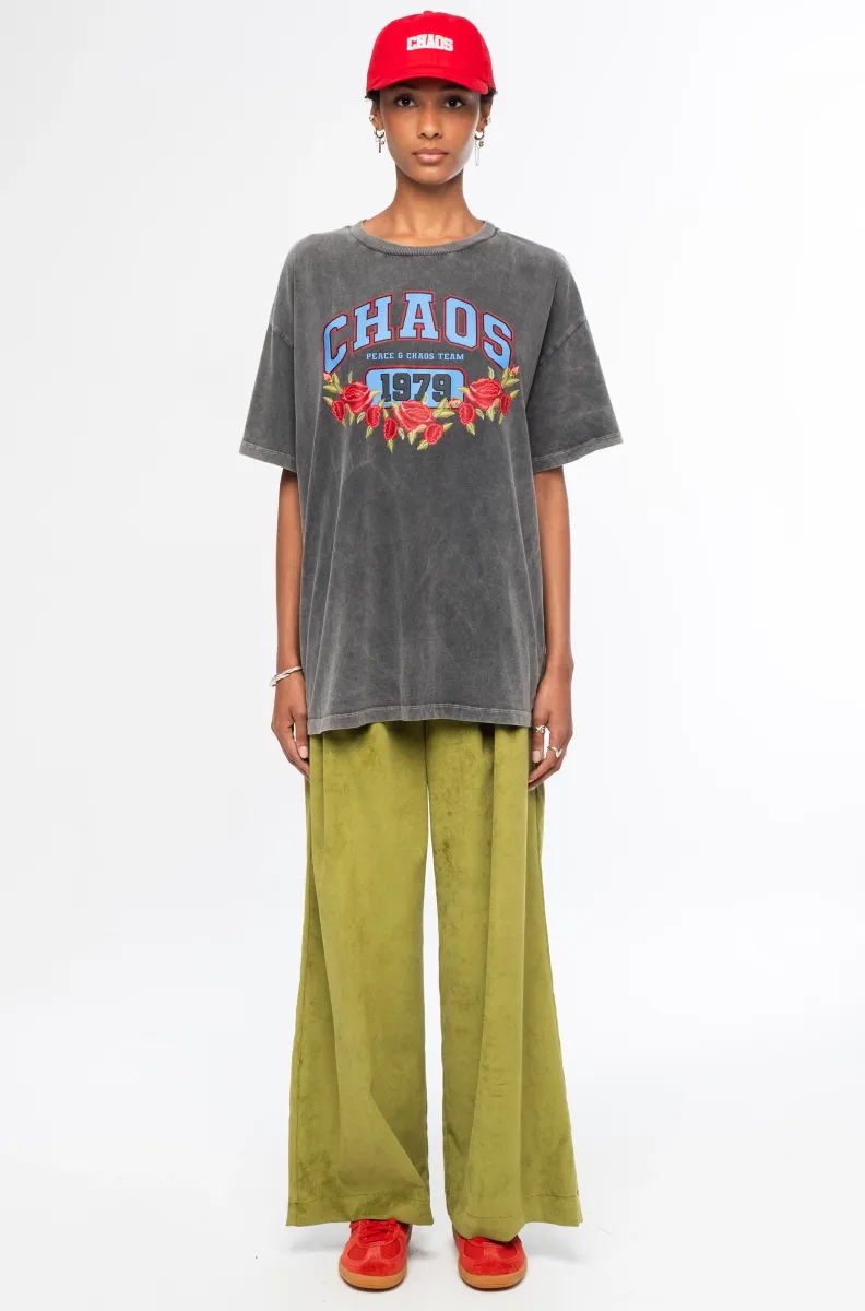 Το Old-School T-Shirt είναι ένα statement κομμάτι με casual αισθητική, σχεδιασμένο για άνετες καθημερινές εμφανίσεις. Κατασκευασμένο από sand-washed βαμβάκι, διαθέτει απαλή, ελαφρώς vintage υφή και oversized γραμμή για χαλαρή και σύγχρονη εφαρμογή.