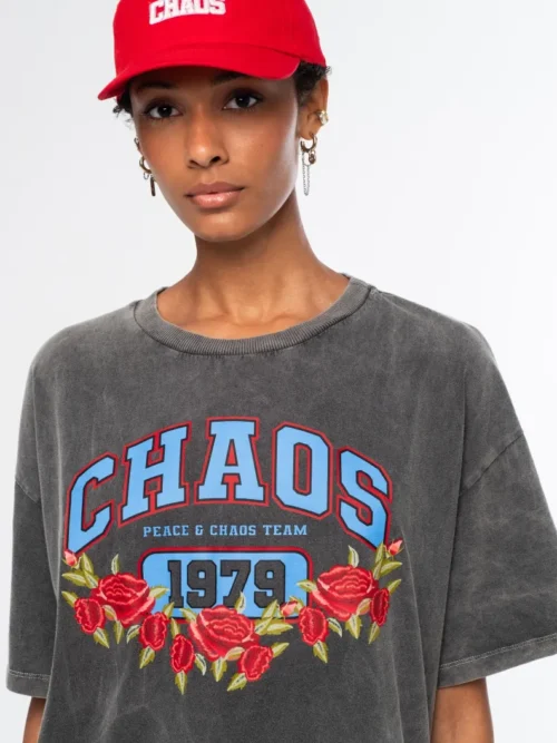Το Old-School T-Shirt είναι ένα statement κομμάτι με casual αισθητική, σχεδιασμένο για άνετες καθημερινές εμφανίσεις. Κατασκευασμένο από sand-washed βαμβάκι, διαθέτει απαλή, ελαφρώς vintage υφή και oversized γραμμή για χαλαρή και σύγχρονη εφαρμογή.