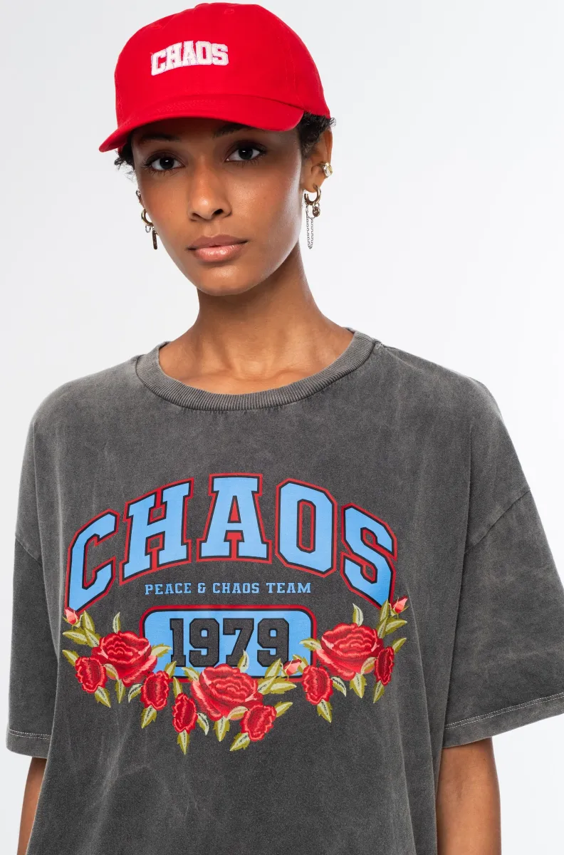 Το Old-School T-Shirt είναι ένα statement κομμάτι με casual αισθητική, σχεδιασμένο για άνετες καθημερινές εμφανίσεις. Κατασκευασμένο από sand-washed βαμβάκι, διαθέτει απαλή, ελαφρώς vintage υφή και oversized γραμμή για χαλαρή και σύγχρονη εφαρμογή.