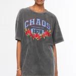 Το Old-School T-Shirt είναι ένα statement κομμάτι με casual αισθητική, σχεδιασμένο για άνετες καθημερινές εμφανίσεις. Κατασκευασμένο από sand-washed βαμβάκι, διαθέτει απαλή, ελαφρώς vintage υφή και oversized γραμμή για χαλαρή και σύγχρονη εφαρμογή.