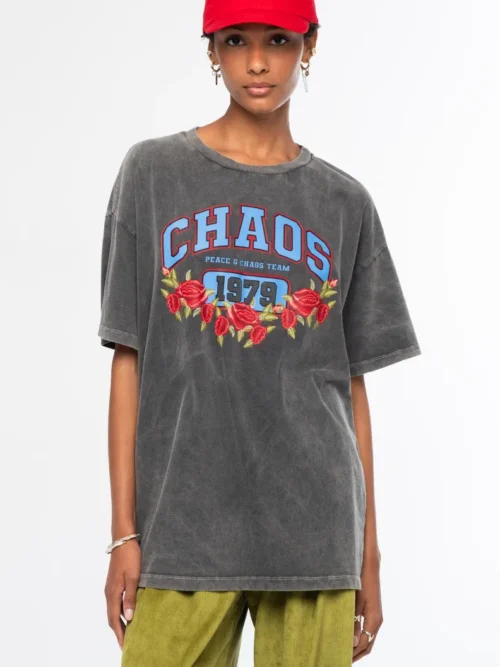Το Old-School T-Shirt είναι ένα statement κομμάτι με casual αισθητική, σχεδιασμένο για άνετες καθημερινές εμφανίσεις. Κατασκευασμένο από sand-washed βαμβάκι, διαθέτει απαλή, ελαφρώς vintage υφή και oversized γραμμή για χαλαρή και σύγχρονη εφαρμογή.