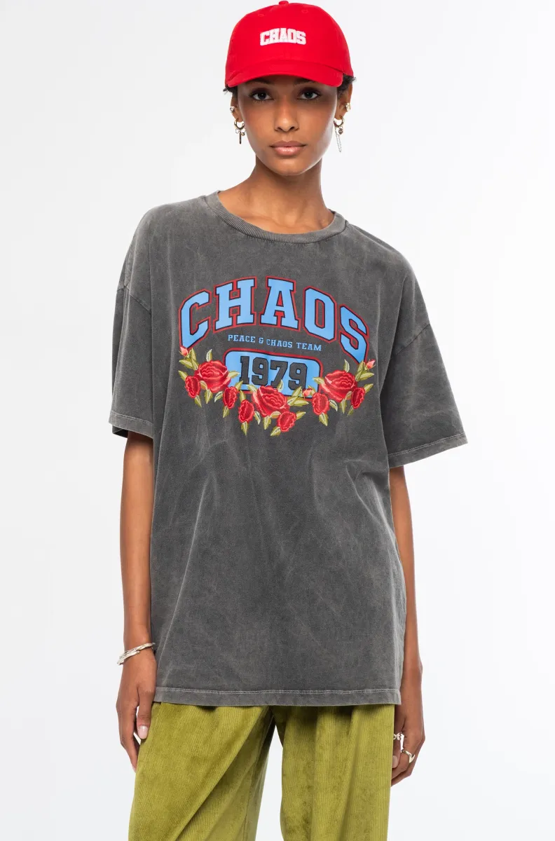 w26202_8 Το Old-School T-Shirt είναι ένα statement κομμάτι με casual αισθητική, σχεδιασμένο για άνετες καθημερινές εμφανίσεις. Κατασκευασμένο από sand-washed βαμβάκι, διαθέτει απαλή, ελαφρώς vintage υφή και oversized γραμμή για χαλαρή και σύγχρονη εφαρμογή.