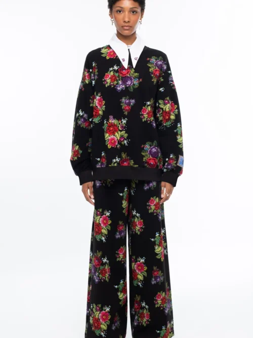 Το Bouquet Sweater συνδυάζει τη relaxed αισθητική ενός sweatshirt με θηλυκές, ιδιαίτερες λεπτομέρειες. Οι διακριτικές bishop sleeves και το εντυπωσιακό all-over print με ψηφιακά σχεδιασμένα λουλούδια εμπνευσμένα από την τεχνική του cross stitch χαρίζουν στο κομμάτι ξεχωριστό χαρακτήρα.