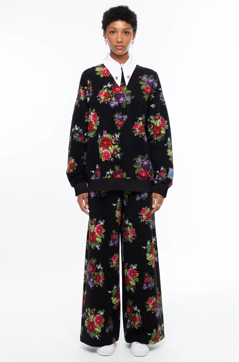 Το Bouquet Sweater συνδυάζει τη relaxed αισθητική ενός sweatshirt με θηλυκές, ιδιαίτερες λεπτομέρειες. Οι διακριτικές bishop sleeves και το εντυπωσιακό all-over print με ψηφιακά σχεδιασμένα λουλούδια εμπνευσμένα από την τεχνική του cross stitch χαρίζουν στο κομμάτι ξεχωριστό χαρακτήρα.