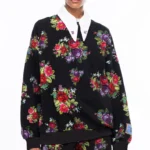 Το Bouquet Sweater συνδυάζει τη relaxed αισθητική ενός sweatshirt με θηλυκές, ιδιαίτερες λεπτομέρειες. Οι διακριτικές bishop sleeves και το εντυπωσιακό all-over print με ψηφιακά σχεδιασμένα λουλούδια εμπνευσμένα από την τεχνική του cross stitch χαρίζουν στο κομμάτι ξεχωριστό χαρακτήρα.