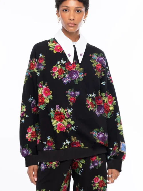 Το Bouquet Sweater συνδυάζει τη relaxed αισθητική ενός sweatshirt με θηλυκές, ιδιαίτερες λεπτομέρειες. Οι διακριτικές bishop sleeves και το εντυπωσιακό all-over print με ψηφιακά σχεδιασμένα λουλούδια εμπνευσμένα από την τεχνική του cross stitch χαρίζουν στο κομμάτι ξεχωριστό χαρακτήρα.