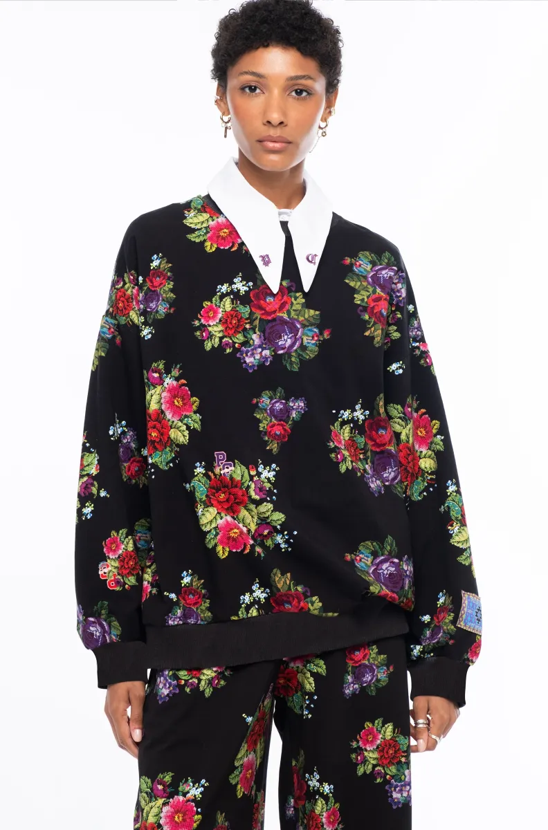 w26203_2 Το Bouquet Sweater συνδυάζει τη relaxed αισθητική ενός sweatshirt με θηλυκές, ιδιαίτερες λεπτομέρειες. Οι διακριτικές bishop sleeves και το εντυπωσιακό all-over print με ψηφιακά σχεδιασμένα λουλούδια εμπνευσμένα από την τεχνική του cross stitch χαρίζουν στο κομμάτι ξεχωριστό χαρακτήρα.
