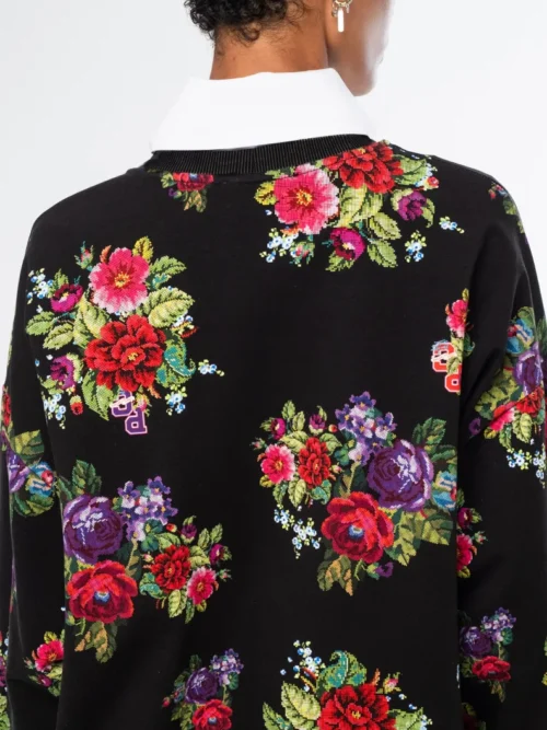 Το Bouquet Sweater συνδυάζει τη relaxed αισθητική ενός sweatshirt με θηλυκές, ιδιαίτερες λεπτομέρειες. Οι διακριτικές bishop sleeves και το εντυπωσιακό all-over print με ψηφιακά σχεδιασμένα λουλούδια εμπνευσμένα από την τεχνική του cross stitch χαρίζουν στο κομμάτι ξεχωριστό χαρακτήρα.