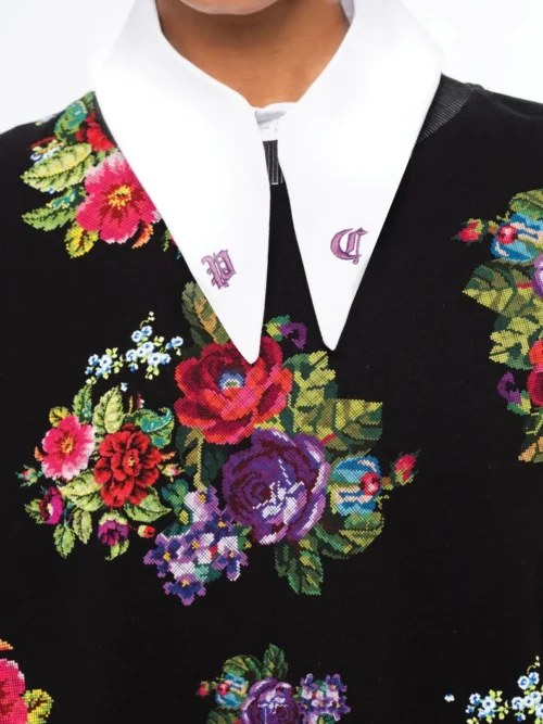 Το Bouquet Sweater συνδυάζει τη relaxed αισθητική ενός sweatshirt με θηλυκές, ιδιαίτερες λεπτομέρειες. Οι διακριτικές bishop sleeves και το εντυπωσιακό all-over print με ψηφιακά σχεδιασμένα λουλούδια εμπνευσμένα από την τεχνική του cross stitch χαρίζουν στο κομμάτι ξεχωριστό χαρακτήρα.
