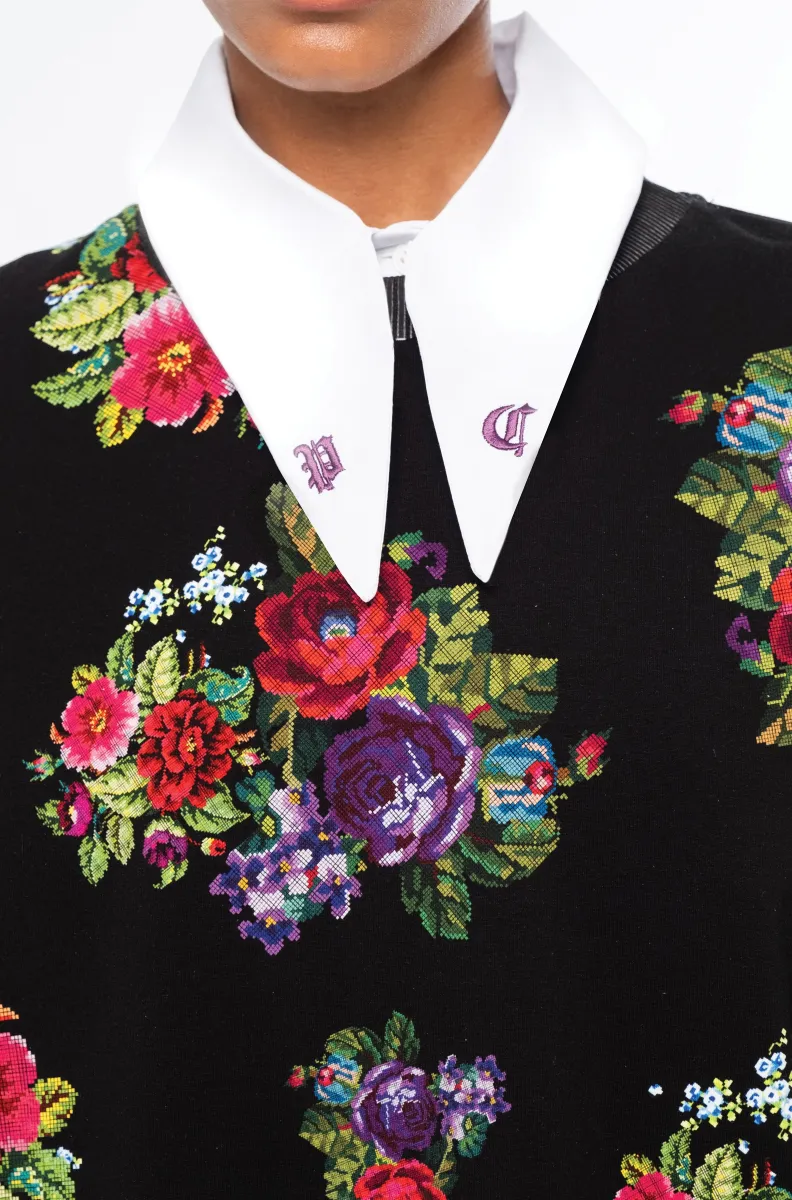 Το Bouquet Sweater συνδυάζει τη relaxed αισθητική ενός sweatshirt με θηλυκές, ιδιαίτερες λεπτομέρειες. Οι διακριτικές bishop sleeves και το εντυπωσιακό all-over print με ψηφιακά σχεδιασμένα λουλούδια εμπνευσμένα από την τεχνική του cross stitch χαρίζουν στο κομμάτι ξεχωριστό χαρακτήρα.