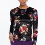 Το Bouquet Top ξεχωρίζει για το εντυπωσιακό all-over floral print με ψηφιακά λουλούδια εμπνευσμένα από την τεχνική του cross stitch, πάνω σε μαύρο ice velvet με ιδιαίτερη ανάγλυφη υφή.
