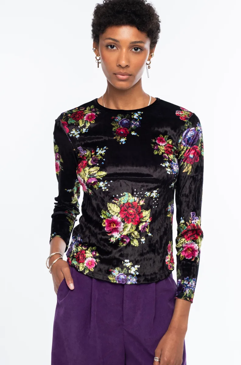 w26204_1 Το Bouquet Top ξεχωρίζει για το εντυπωσιακό all-over floral print με ψηφιακά λουλούδια εμπνευσμένα από την τεχνική του cross stitch, πάνω σε μαύρο ice velvet με ιδιαίτερη ανάγλυφη υφή.
