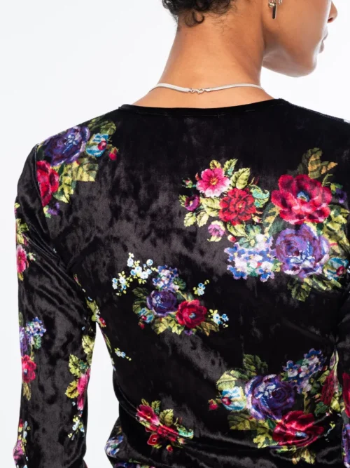 Το Bouquet Top ξεχωρίζει για το εντυπωσιακό all-over floral print με ψηφιακά λουλούδια εμπνευσμένα από την τεχνική του cross stitch, πάνω σε μαύρο ice velvet με ιδιαίτερη ανάγλυφη υφή.
