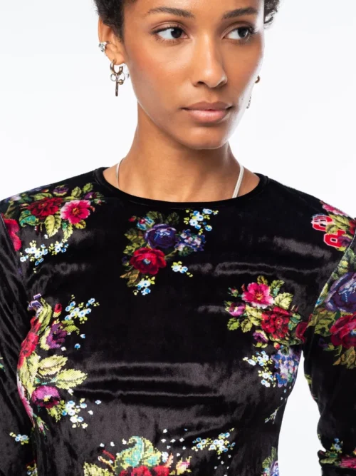 Το Bouquet Top ξεχωρίζει για το εντυπωσιακό all-over floral print με ψηφιακά λουλούδια εμπνευσμένα από την τεχνική του cross stitch, πάνω σε μαύρο ice velvet με ιδιαίτερη ανάγλυφη υφή.