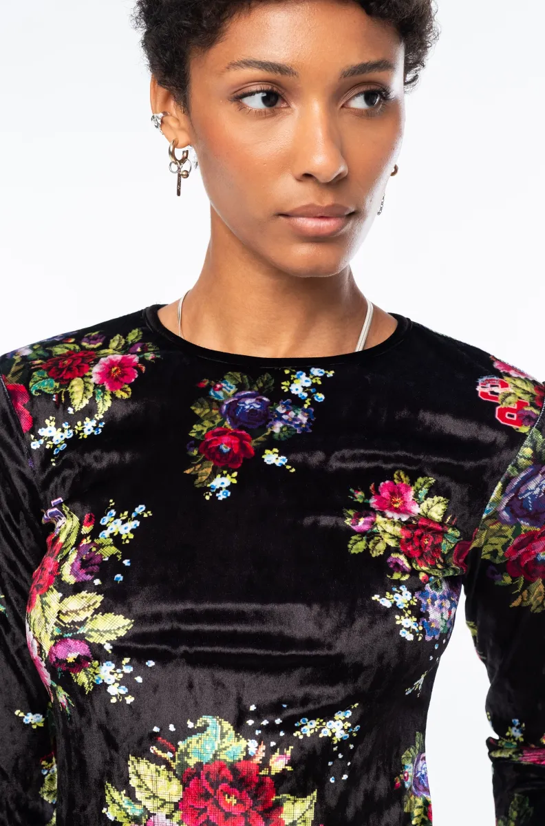 Το Bouquet Top ξεχωρίζει για το εντυπωσιακό all-over floral print με ψηφιακά λουλούδια εμπνευσμένα από την τεχνική του cross stitch, πάνω σε μαύρο ice velvet με ιδιαίτερη ανάγλυφη υφή.