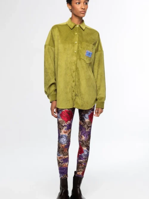 Το Tapestry Shirt από την ελληνική εταιρεία Peace + Chaos συνδυάζει το ιδιαίτερο floral tapestry print με το διαχρονικό κοτλέ ύφασμα, δημιουργώντας ένα ξεχωριστό statement κομμάτι. Είναι κατασκευασμένο από fine corduroy σε lime green απόχρωση και διαθέτει oversized γραμμή με relaxed εφαρμογή.