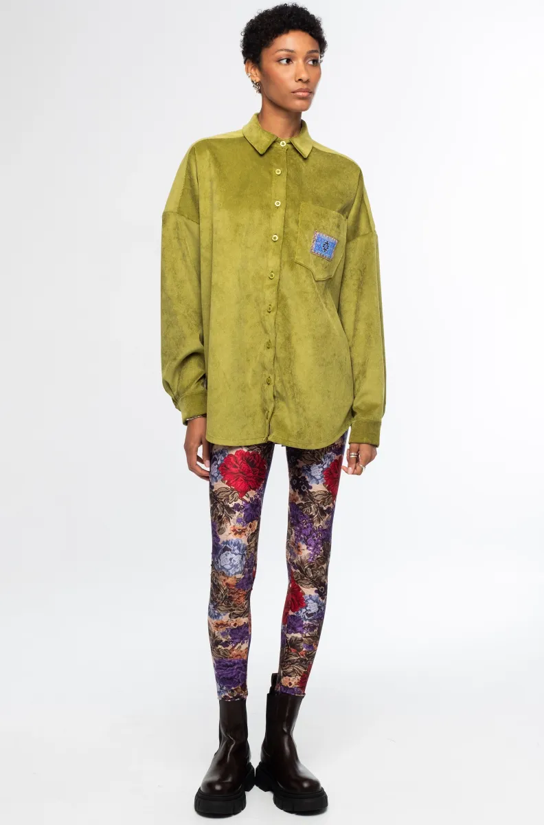 Το Tapestry Shirt από την ελληνική εταιρεία Peace + Chaos συνδυάζει το ιδιαίτερο floral tapestry print με το διαχρονικό κοτλέ ύφασμα, δημιουργώντας ένα ξεχωριστό statement κομμάτι. Είναι κατασκευασμένο από fine corduroy σε lime green απόχρωση και διαθέτει oversized γραμμή με relaxed εφαρμογή.