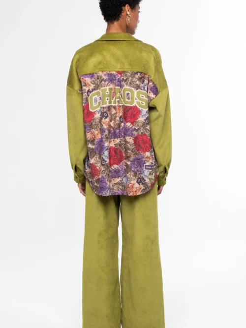 Το Tapestry Shirt από την ελληνική εταιρεία Peace + Chaos συνδυάζει το ιδιαίτερο floral tapestry print με το διαχρονικό κοτλέ ύφασμα, δημιουργώντας ένα ξεχωριστό statement κομμάτι. Είναι κατασκευασμένο από fine corduroy σε lime green απόχρωση και διαθέτει oversized γραμμή με relaxed εφαρμογή.