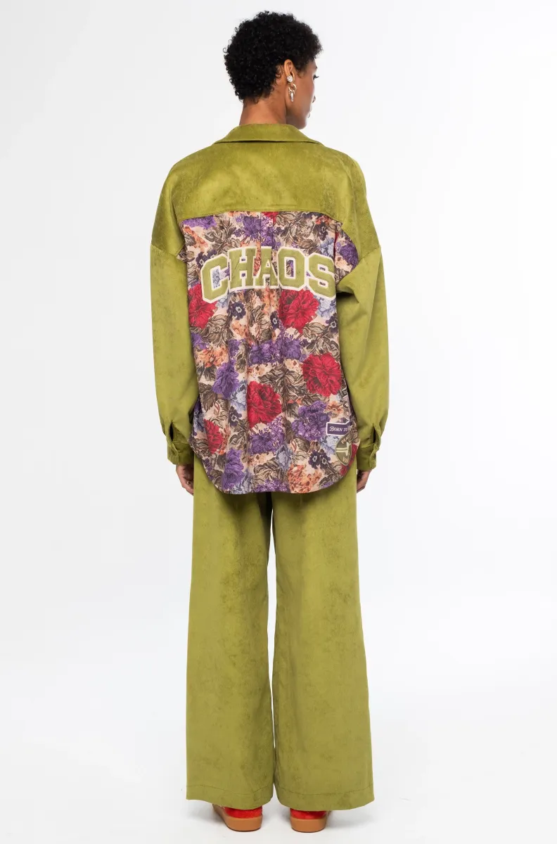 Το Tapestry Shirt από την ελληνική εταιρεία Peace + Chaos συνδυάζει το ιδιαίτερο floral tapestry print με το διαχρονικό κοτλέ ύφασμα, δημιουργώντας ένα ξεχωριστό statement κομμάτι. Είναι κατασκευασμένο από fine corduroy σε lime green απόχρωση και διαθέτει oversized γραμμή με relaxed εφαρμογή.