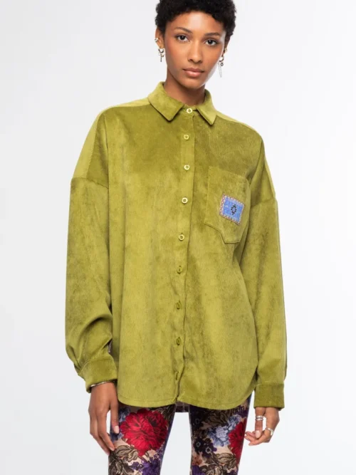 Το Tapestry Shirt από την ελληνική εταιρεία Peace + Chaos συνδυάζει το ιδιαίτερο floral tapestry print με το διαχρονικό κοτλέ ύφασμα, δημιουργώντας ένα ξεχωριστό statement κομμάτι. Είναι κατασκευασμένο από fine corduroy σε lime green απόχρωση και διαθέτει oversized γραμμή με relaxed εφαρμογή.
