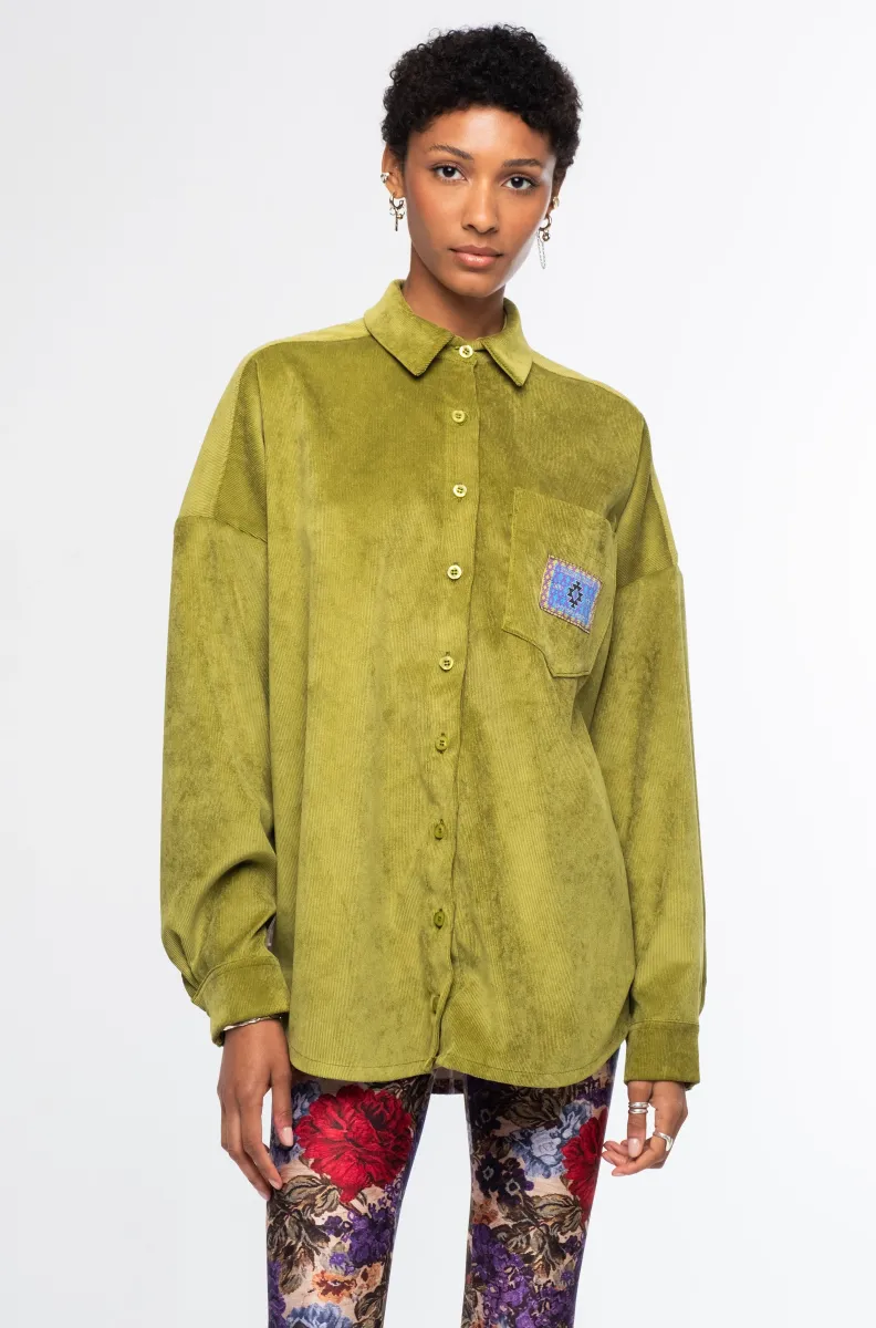 w26205a_2 Το Tapestry Shirt από την ελληνική εταιρεία Peace + Chaos συνδυάζει το ιδιαίτερο floral tapestry print με το διαχρονικό κοτλέ ύφασμα, δημιουργώντας ένα ξεχωριστό statement κομμάτι. Είναι κατασκευασμένο από fine corduroy σε lime green απόχρωση και διαθέτει oversized γραμμή με relaxed εφαρμογή.