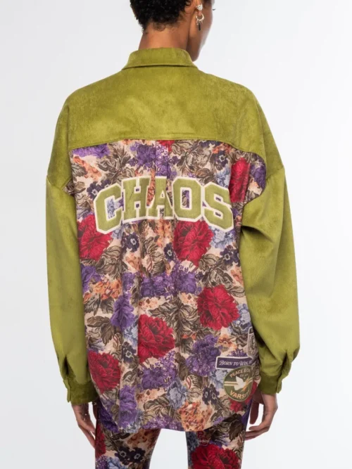 Το Tapestry Shirt από την ελληνική εταιρεία Peace + Chaos συνδυάζει το ιδιαίτερο floral tapestry print με το διαχρονικό κοτλέ ύφασμα, δημιουργώντας ένα ξεχωριστό statement κομμάτι. Είναι κατασκευασμένο από fine corduroy σε lime green απόχρωση και διαθέτει oversized γραμμή με relaxed εφαρμογή.