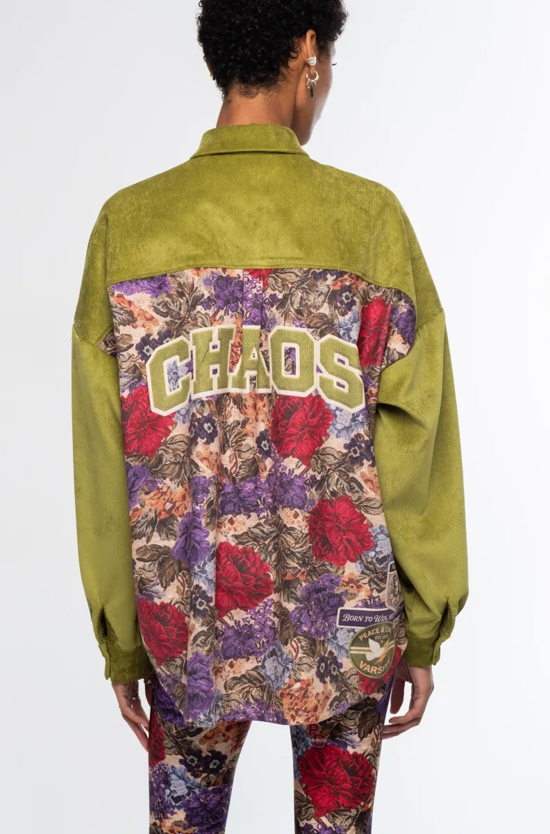 Το Tapestry Shirt από την ελληνική εταιρεία Peace + Chaos συνδυάζει το ιδιαίτερο floral tapestry print με το διαχρονικό κοτλέ ύφασμα, δημιουργώντας ένα ξεχωριστό statement κομμάτι. Είναι κατασκευασμένο από fine corduroy σε lime green απόχρωση και διαθέτει oversized γραμμή με relaxed εφαρμογή.