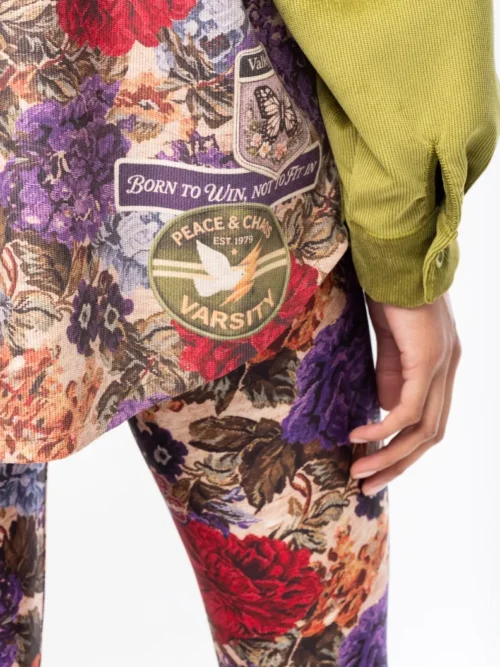 Το Tapestry Shirt από την ελληνική εταιρεία Peace + Chaos συνδυάζει το ιδιαίτερο floral tapestry print με το διαχρονικό κοτλέ ύφασμα, δημιουργώντας ένα ξεχωριστό statement κομμάτι. Είναι κατασκευασμένο από fine corduroy σε lime green απόχρωση και διαθέτει oversized γραμμή με relaxed εφαρμογή.