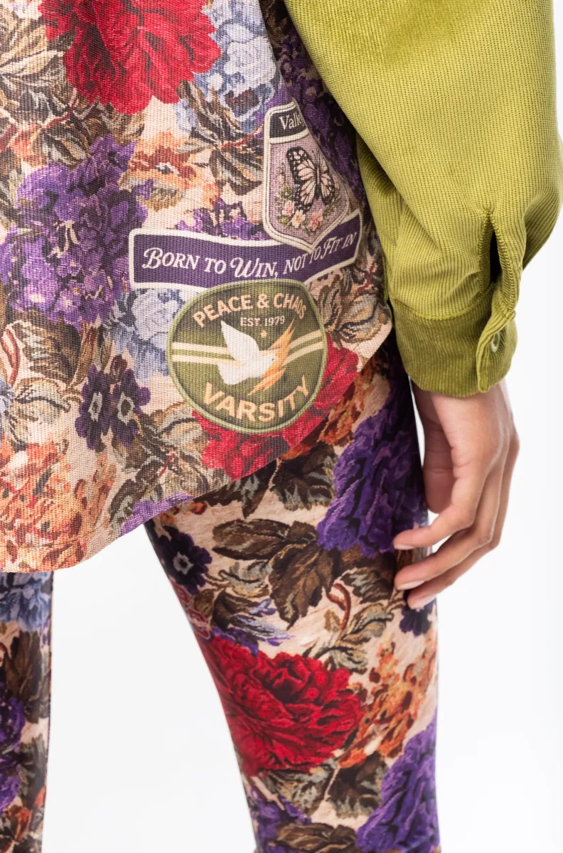 Το Tapestry Shirt από την ελληνική εταιρεία Peace + Chaos συνδυάζει το ιδιαίτερο floral tapestry print με το διαχρονικό κοτλέ ύφασμα, δημιουργώντας ένα ξεχωριστό statement κομμάτι. Είναι κατασκευασμένο από fine corduroy σε lime green απόχρωση και διαθέτει oversized γραμμή με relaxed εφαρμογή.