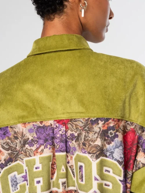Το Tapestry Shirt από την ελληνική εταιρεία Peace + Chaos συνδυάζει το ιδιαίτερο floral tapestry print με το διαχρονικό κοτλέ ύφασμα, δημιουργώντας ένα ξεχωριστό statement κομμάτι. Είναι κατασκευασμένο από fine corduroy σε lime green απόχρωση και διαθέτει oversized γραμμή με relaxed εφαρμογή.