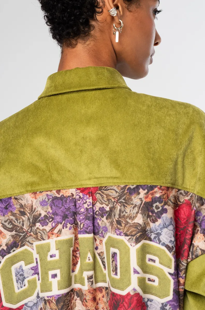 Το Tapestry Shirt από την ελληνική εταιρεία Peace + Chaos συνδυάζει το ιδιαίτερο floral tapestry print με το διαχρονικό κοτλέ ύφασμα, δημιουργώντας ένα ξεχωριστό statement κομμάτι. Είναι κατασκευασμένο από fine corduroy σε lime green απόχρωση και διαθέτει oversized γραμμή με relaxed εφαρμογή.
