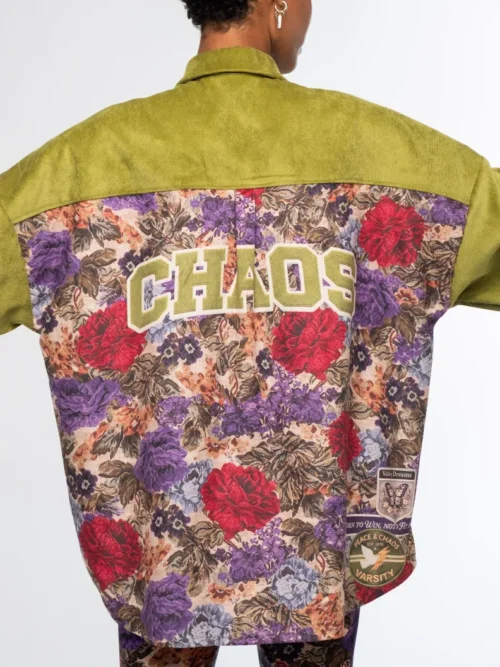 Το Tapestry Shirt από την ελληνική εταιρεία Peace + Chaos συνδυάζει το ιδιαίτερο floral tapestry print με το διαχρονικό κοτλέ ύφασμα, δημιουργώντας ένα ξεχωριστό statement κομμάτι. Είναι κατασκευασμένο από fine corduroy σε lime green απόχρωση και διαθέτει oversized γραμμή με relaxed εφαρμογή.