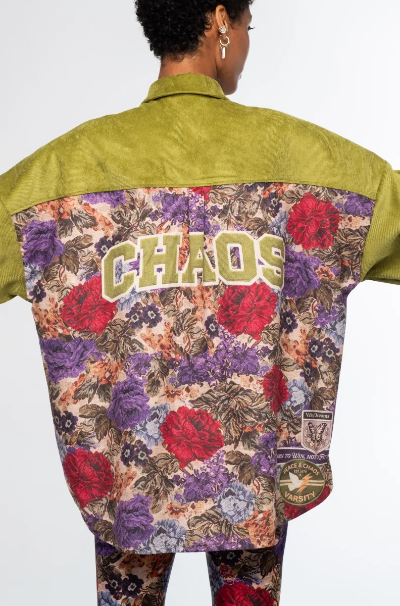 Το Tapestry Shirt από την ελληνική εταιρεία Peace + Chaos συνδυάζει το ιδιαίτερο floral tapestry print με το διαχρονικό κοτλέ ύφασμα, δημιουργώντας ένα ξεχωριστό statement κομμάτι. Είναι κατασκευασμένο από fine corduroy σε lime green απόχρωση και διαθέτει oversized γραμμή με relaxed εφαρμογή.