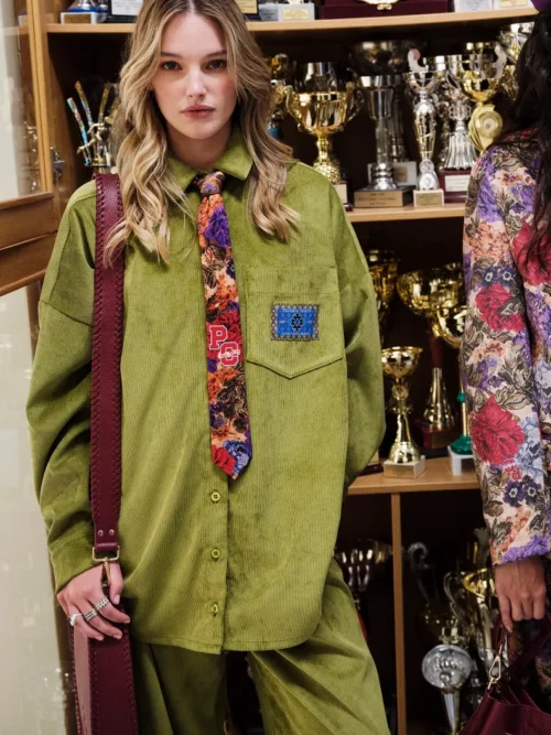 Το Tapestry Shirt από την ελληνική εταιρεία Peace + Chaos συνδυάζει το ιδιαίτερο floral tapestry print με το διαχρονικό κοτλέ ύφασμα, δημιουργώντας ένα ξεχωριστό statement κομμάτι. Είναι κατασκευασμένο από fine corduroy σε lime green απόχρωση και διαθέτει oversized γραμμή με relaxed εφαρμογή.