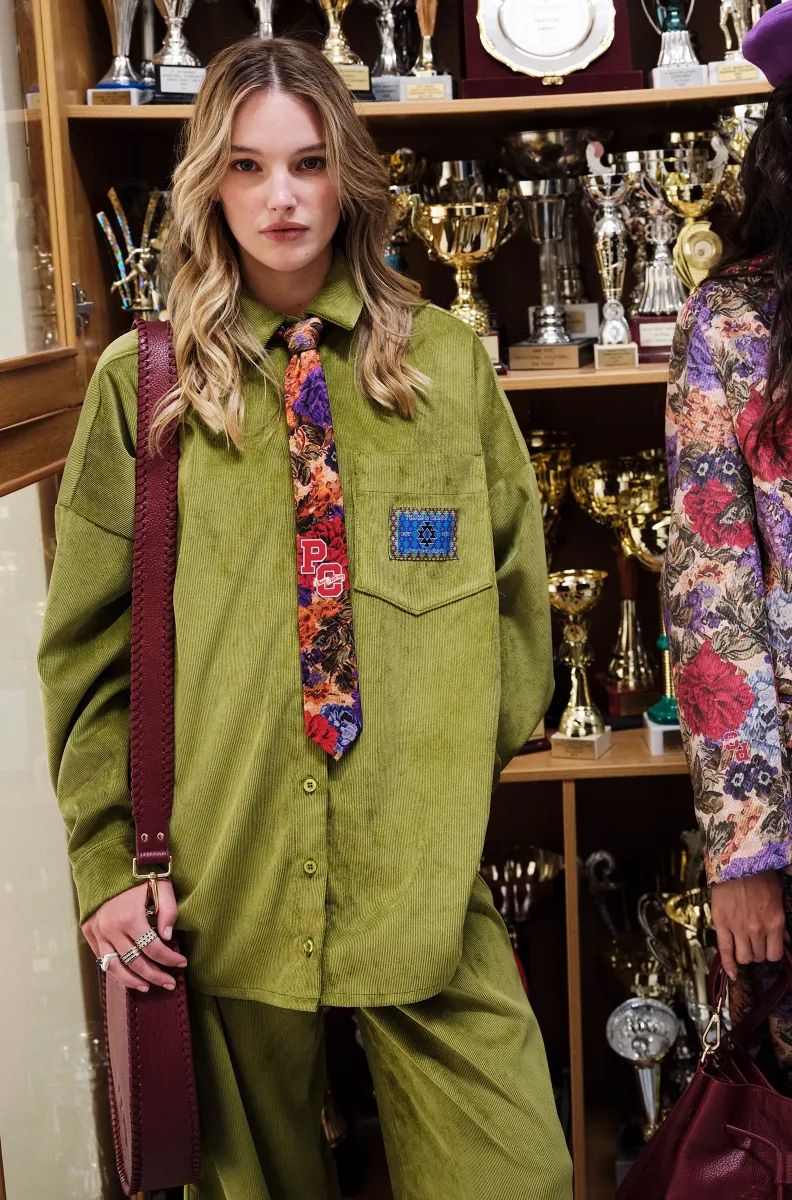 Το Tapestry Shirt από την ελληνική εταιρεία Peace + Chaos συνδυάζει το ιδιαίτερο floral tapestry print με το διαχρονικό κοτλέ ύφασμα, δημιουργώντας ένα ξεχωριστό statement κομμάτι. Είναι κατασκευασμένο από fine corduroy σε lime green απόχρωση και διαθέτει oversized γραμμή με relaxed εφαρμογή.