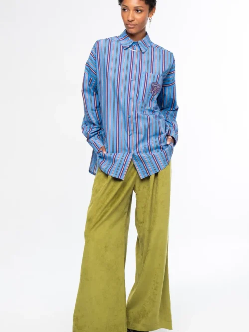 Το REGENCY SHIRT της Peace + Chaos είναι ένα oversized πουκάμισο από δροσερή και ανάλαφρη βαμβακερή poplin, σχεδιασμένο σε relaxed γραμμή για άνετη και σύγχρονη εφαρμογή.