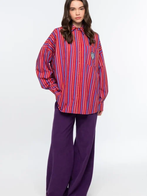 Το REGENCY SHIRT της Peace + Chaos είναι ένα oversized πουκάμισο από δροσερή και ανάλαφρη βαμβακερή poplin, σχεδιασμένο σε relaxed γραμμή για άνετη και σύγχρονη εφαρμογή.