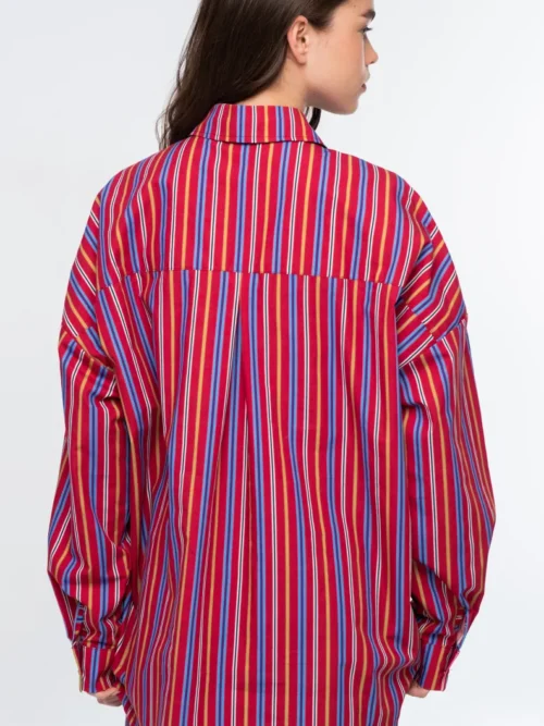 Το REGENCY SHIRT της Peace + Chaos είναι ένα oversized πουκάμισο από δροσερή και ανάλαφρη βαμβακερή poplin, σχεδιασμένο σε relaxed γραμμή για άνετη και σύγχρονη εφαρμογή.