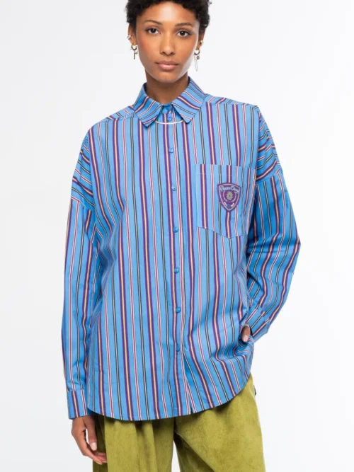 Το REGENCY SHIRT της Peace + Chaos είναι ένα oversized πουκάμισο από δροσερή και ανάλαφρη βαμβακερή poplin, σχεδιασμένο σε relaxed γραμμή για άνετη και σύγχρονη εφαρμογή.