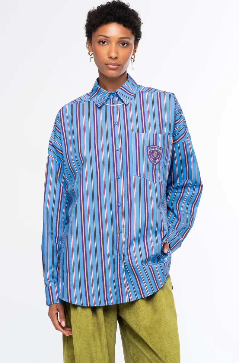 w26206_2 Το REGENCY SHIRT της Peace + Chaos είναι ένα oversized πουκάμισο από δροσερή και ανάλαφρη βαμβακερή poplin, σχεδιασμένο σε relaxed γραμμή για άνετη και σύγχρονη εφαρμογή.