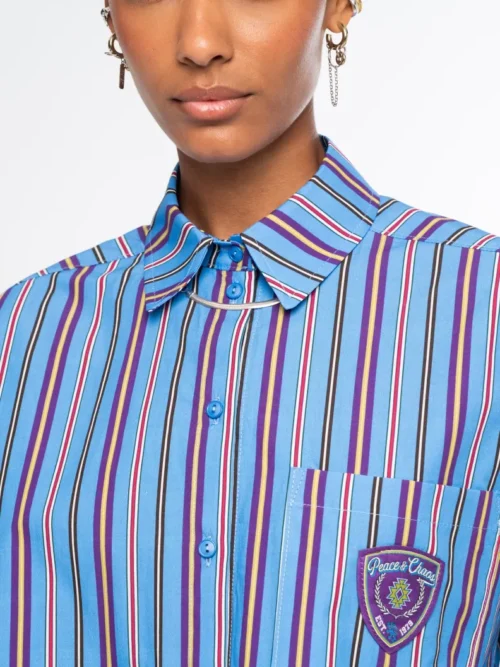 Το REGENCY SHIRT της Peace + Chaos είναι ένα oversized πουκάμισο από δροσερή και ανάλαφρη βαμβακερή poplin, σχεδιασμένο σε relaxed γραμμή για άνετη και σύγχρονη εφαρμογή.