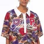 Το TAPESTRY TOP της Peace + Chaos συνδυάζει την άνεση του sweatshirt υφάσματος με sporty λεπτομέρειες και ένα εντυπωσιακό placement print, εμπνευσμένο από τις rugby shirts και τις πλούσιες αισθητικές των tapestries.