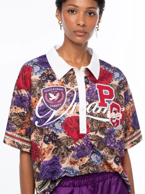 Το TAPESTRY TOP της Peace + Chaos συνδυάζει την άνεση του sweatshirt υφάσματος με sporty λεπτομέρειες και ένα εντυπωσιακό placement print, εμπνευσμένο από τις rugby shirts και τις πλούσιες αισθητικές των tapestries.