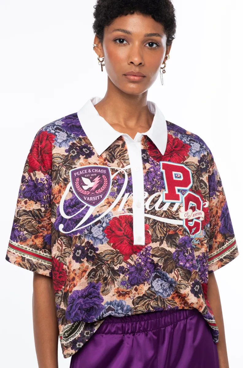 w26209_2 Το TAPESTRY TOP της Peace + Chaos συνδυάζει την άνεση του sweatshirt υφάσματος με sporty λεπτομέρειες και ένα εντυπωσιακό placement print, εμπνευσμένο από τις rugby shirts και τις πλούσιες αισθητικές των tapestries.