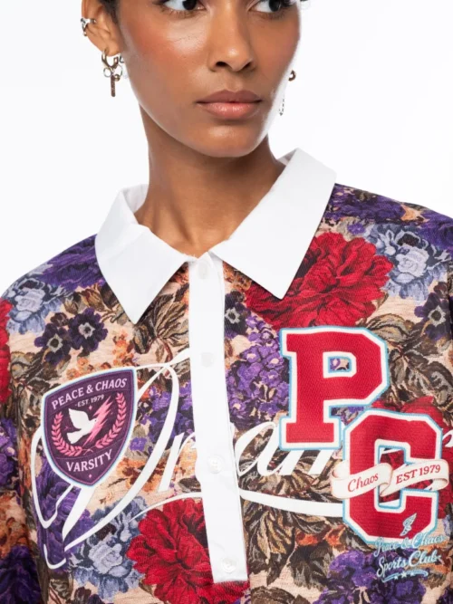 Το TAPESTRY TOP της Peace + Chaos συνδυάζει την άνεση του sweatshirt υφάσματος με sporty λεπτομέρειες και ένα εντυπωσιακό placement print, εμπνευσμένο από τις rugby shirts και τις πλούσιες αισθητικές των tapestries.