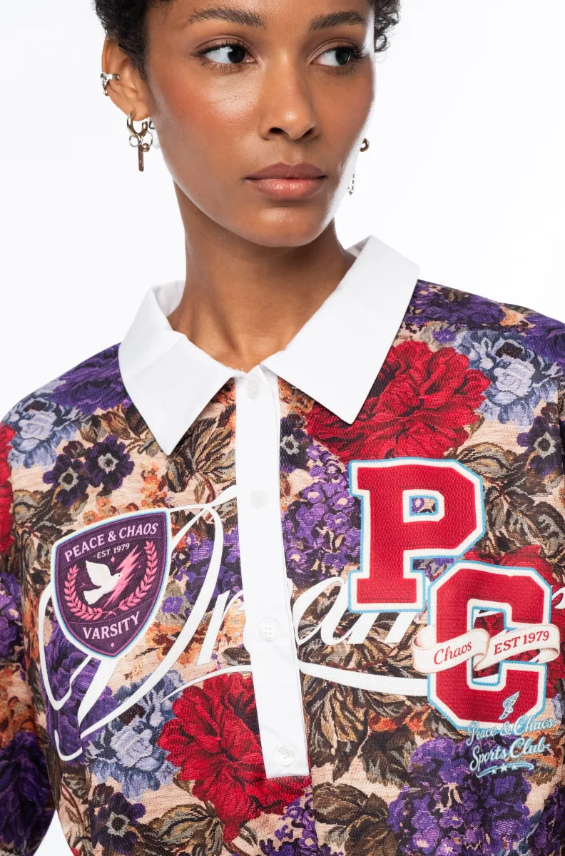 Το TAPESTRY TOP της Peace + Chaos συνδυάζει την άνεση του sweatshirt υφάσματος με sporty λεπτομέρειες και ένα εντυπωσιακό placement print, εμπνευσμένο από τις rugby shirts και τις πλούσιες αισθητικές των tapestries.