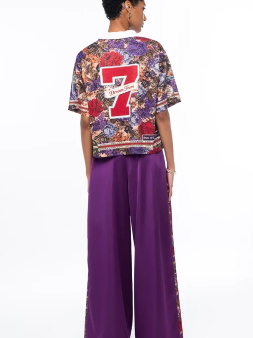 Το TAPESTRY TOP της Peace + Chaos συνδυάζει την άνεση του sweatshirt υφάσματος με sporty λεπτομέρειες και ένα εντυπωσιακό placement print, εμπνευσμένο από τις rugby shirts και τις πλούσιες αισθητικές των tapestries.